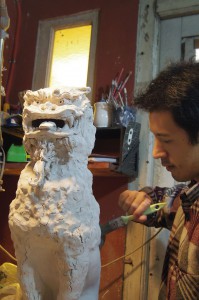 Trabajando en un shisa de gran tamaño. 