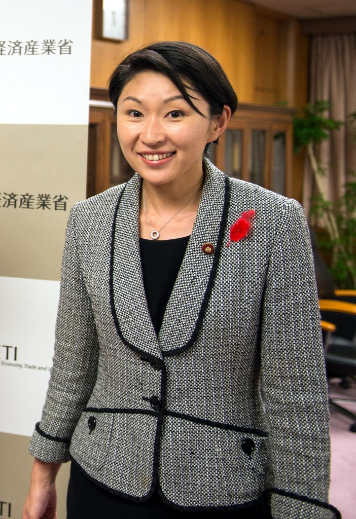 Yuko Obuchi, ministra de Economía, Comercio e Industria del Japón en el actual gabinete de Abe | Foto de William Ng – De público dominio Vía Wikimedia Commons