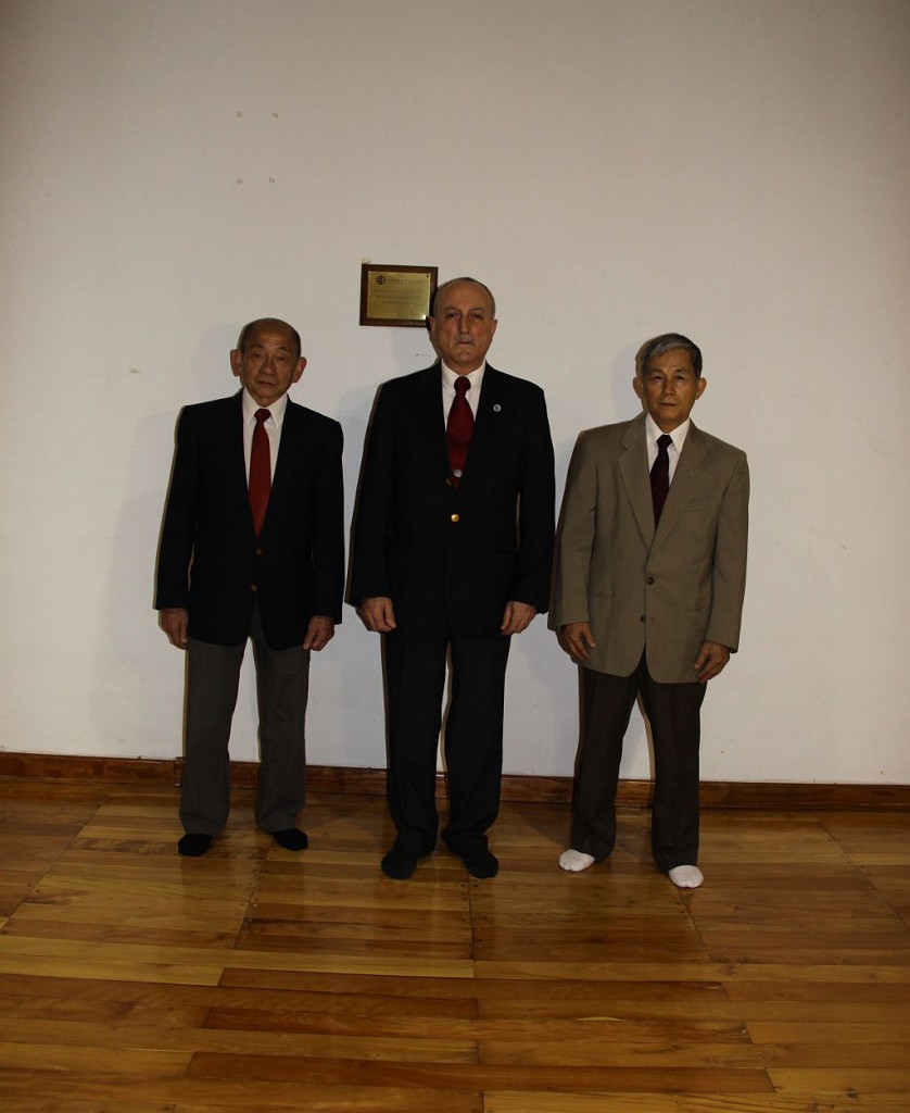Ernesto Kimura, Oscar Cirone, Daisuke Miura (de izq. a der.), los kenshi activos más antiguos de Argentina, presentes en el Torneo Conmemorativo de los 45 años del kendo nacional.