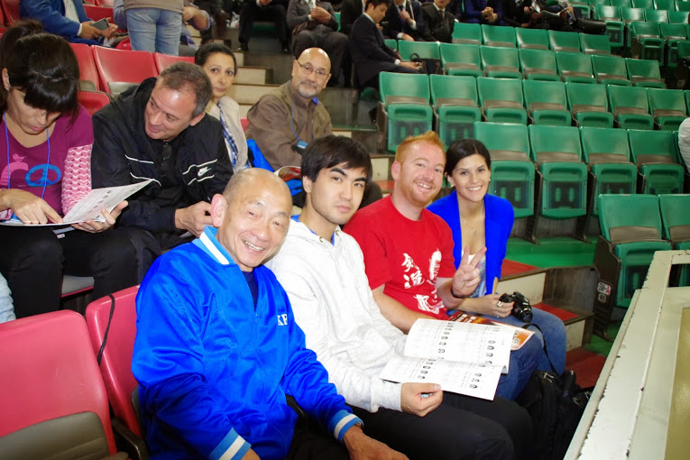 Sensei Kimura, Leonardo Urasaki, Facundo Arregui y Natalia Ramos viendo el torneo N° 62 All Japan Kendo Federation.