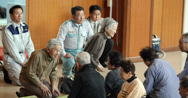 Los Emperadores Akihito y Michiko en su visita al centro Tokyo Budokan donde se alojaban unos 300 refugiados por el terremoto y tsunami del nordeste de Japón | vía www.diariouno.com.ar 30/03/2011.