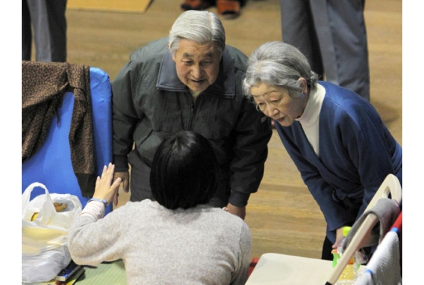 Akihito y Michiko visita refugiados tsunami 02